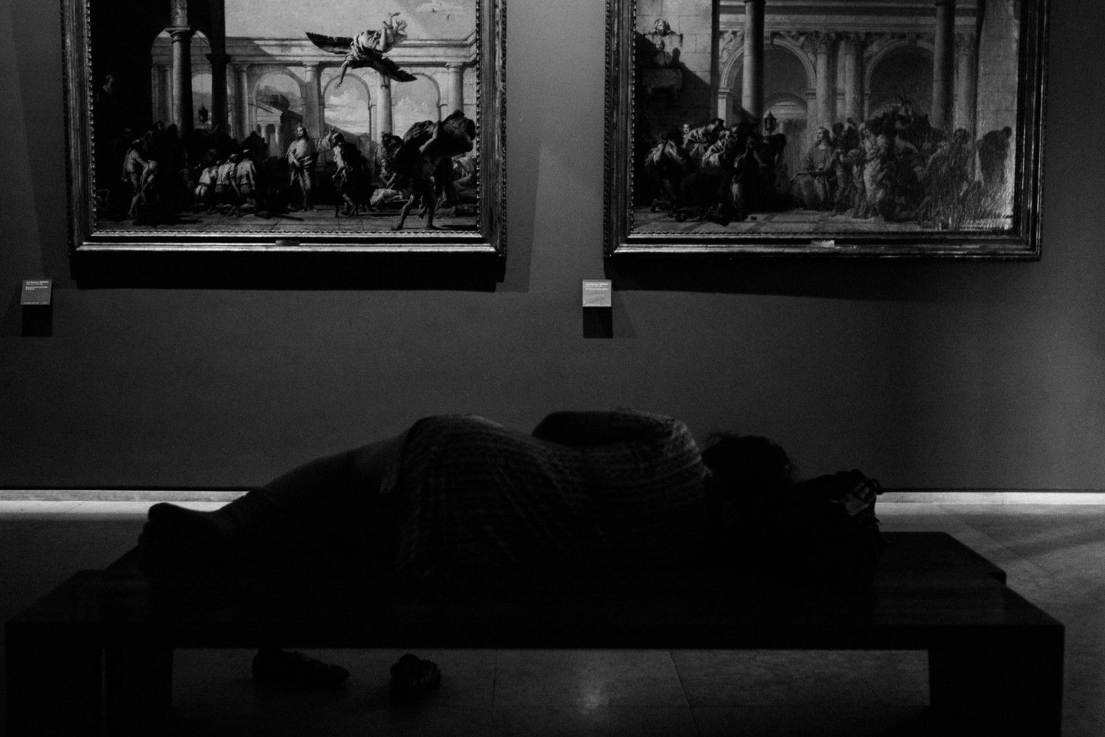 paris_louvre_france_museum_woman_sleeping_35mm_summicron_leica_m240_jipvankuijk