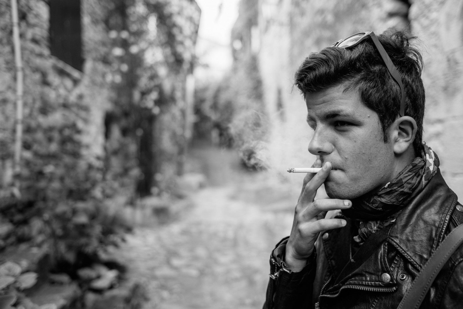 young_man_france_cigarette_smoking_leica_m240_summicron_35mm_jipvankuijk